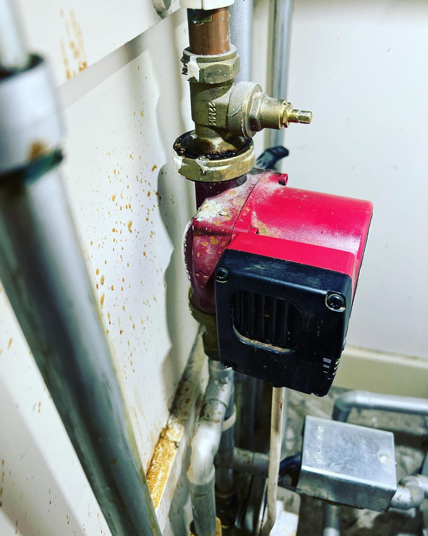 #saturdaycallouts #heatingengineer Had a customer today that&rsquo;s had this pump running for over ten years in the wrong direction!? Needless to say the @glowworm_uk 15hxi has been noisy the whole time she&rsquo;s been there! #ifIdidthatIhaveacallb