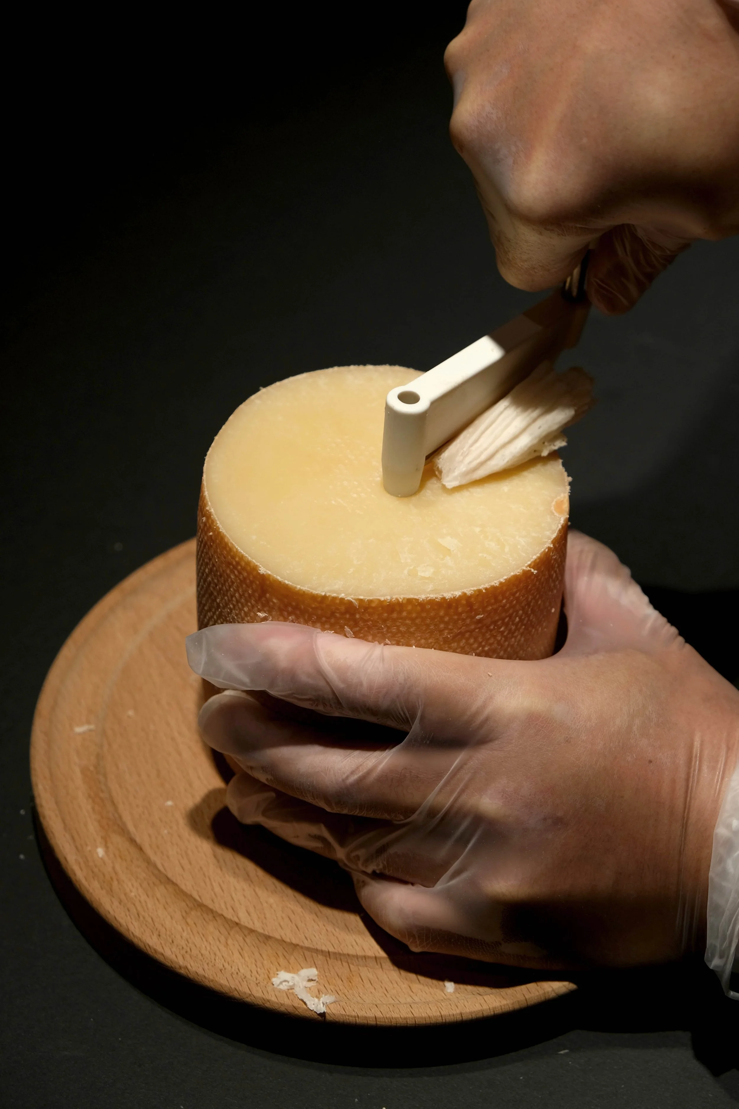 修道士起司刨花動作-2.jpg