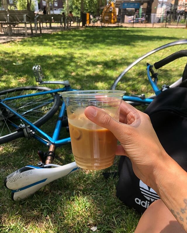 Nothing like an iced oat latte from @lizzysonthegreen kicking off Monday morning with a bang ☕️ 💫 head down if you&rsquo;re local and enjoy the sun this week ☀️
&bull;
&bull;
#lizzyonthegreen #lizzys #newingtongreen #community #coffee #supportlocalb