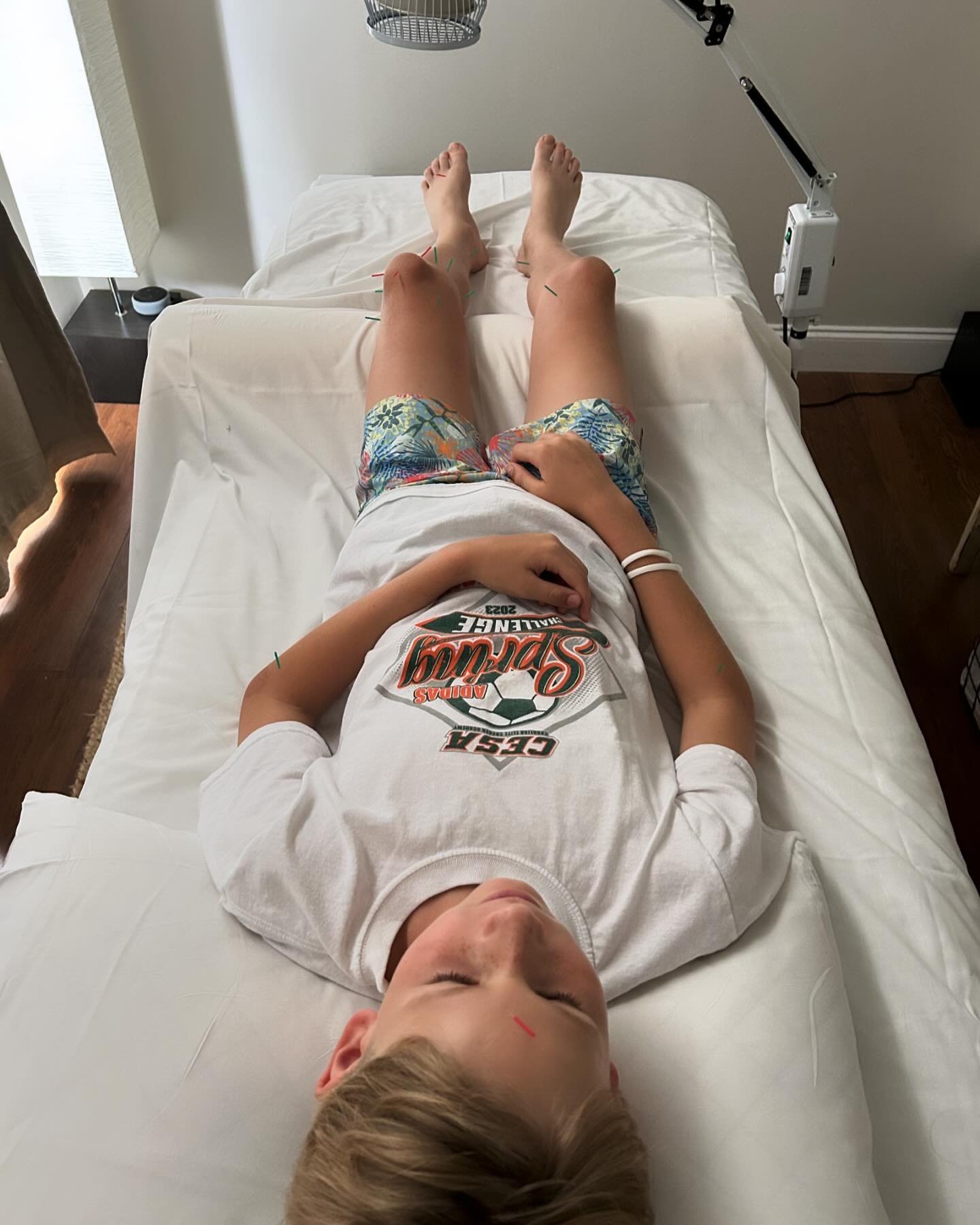 Dr. Naomi working her pediatric magic 🪄 for this kiddo! Treating growing pains and knee pain from playing soccer. He did great with his points and said he felt very relaxed 😌 

Dr. Naomi is accepting new pediatric patients, ages newborn to 12 years
