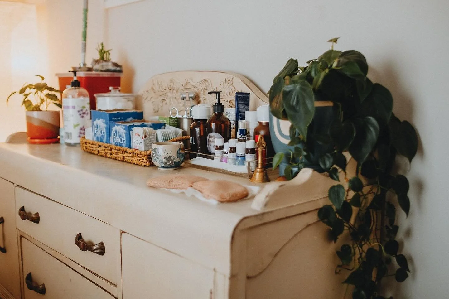 The holidays are around the corner (how?! 😅) and our books are filling up fast! We&rsquo;ll be closed Nov 27, Dec 24&ndash;26, Dec 31, and Jan 1, so don&rsquo;t wait to schedule your next acupuncture or wellness session.

Let&rsquo;s help you head i