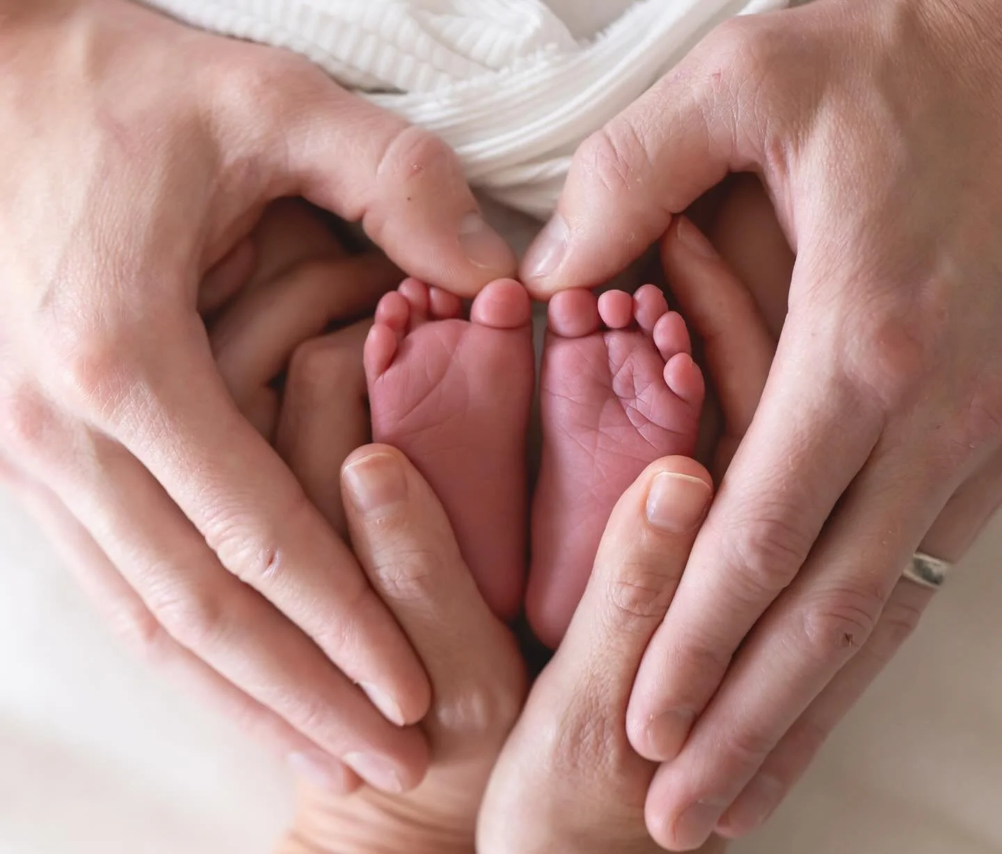 Perfect little feet 👣 
.
.
.
#newbornphotographer #virginianewbornphotographer #arlingtonnewbornphotographer #newbornposing #babytoes