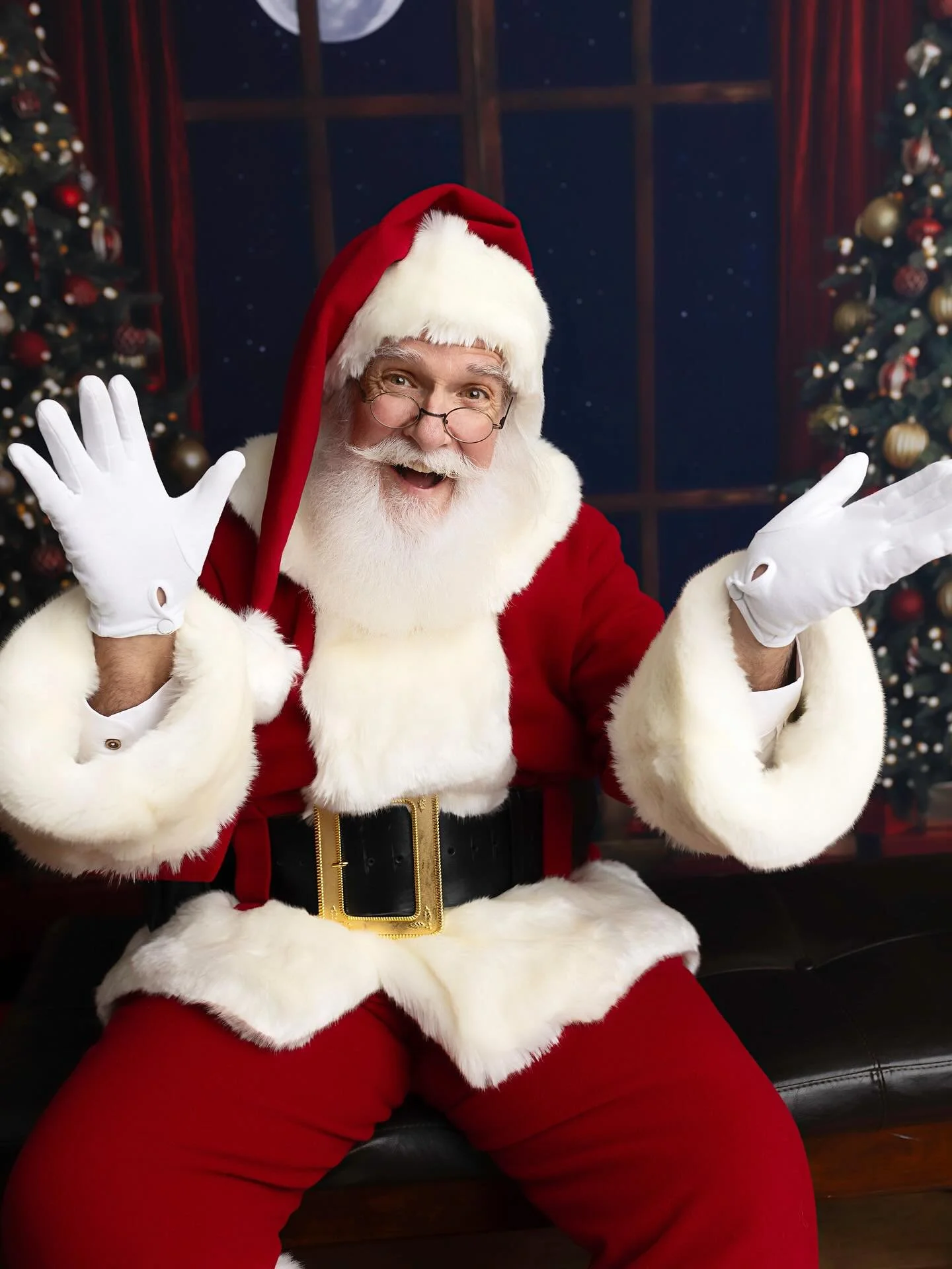 Santa mini sessions sign ups are live!  Link in bio 🙂