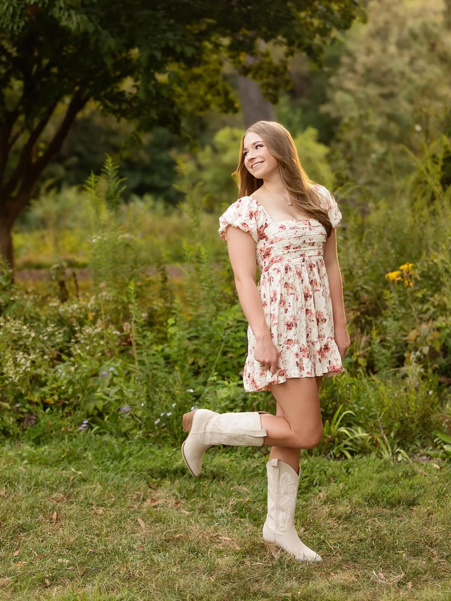 Loving my seniors lately ❤️❤️
.
.
#classof2026 #greenspringsgardens #alexandria #arlington #dc #virginia #virginiaseniorphotographer #novaphotographer #seniorposing #dcphotographer #boutiquephotographer #senior