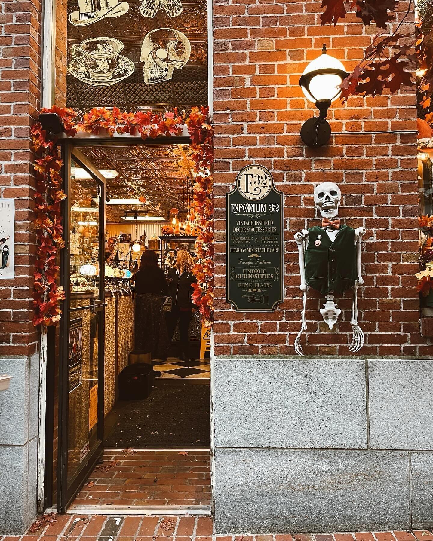 If I had to choose one store that really encapsulated Salem as a whole, it would be @emporium32 🖤 Spooky, cozy, and nostalgic - a must visit!