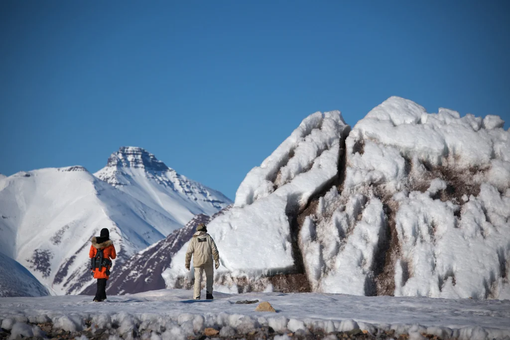 Landing on an ice cap