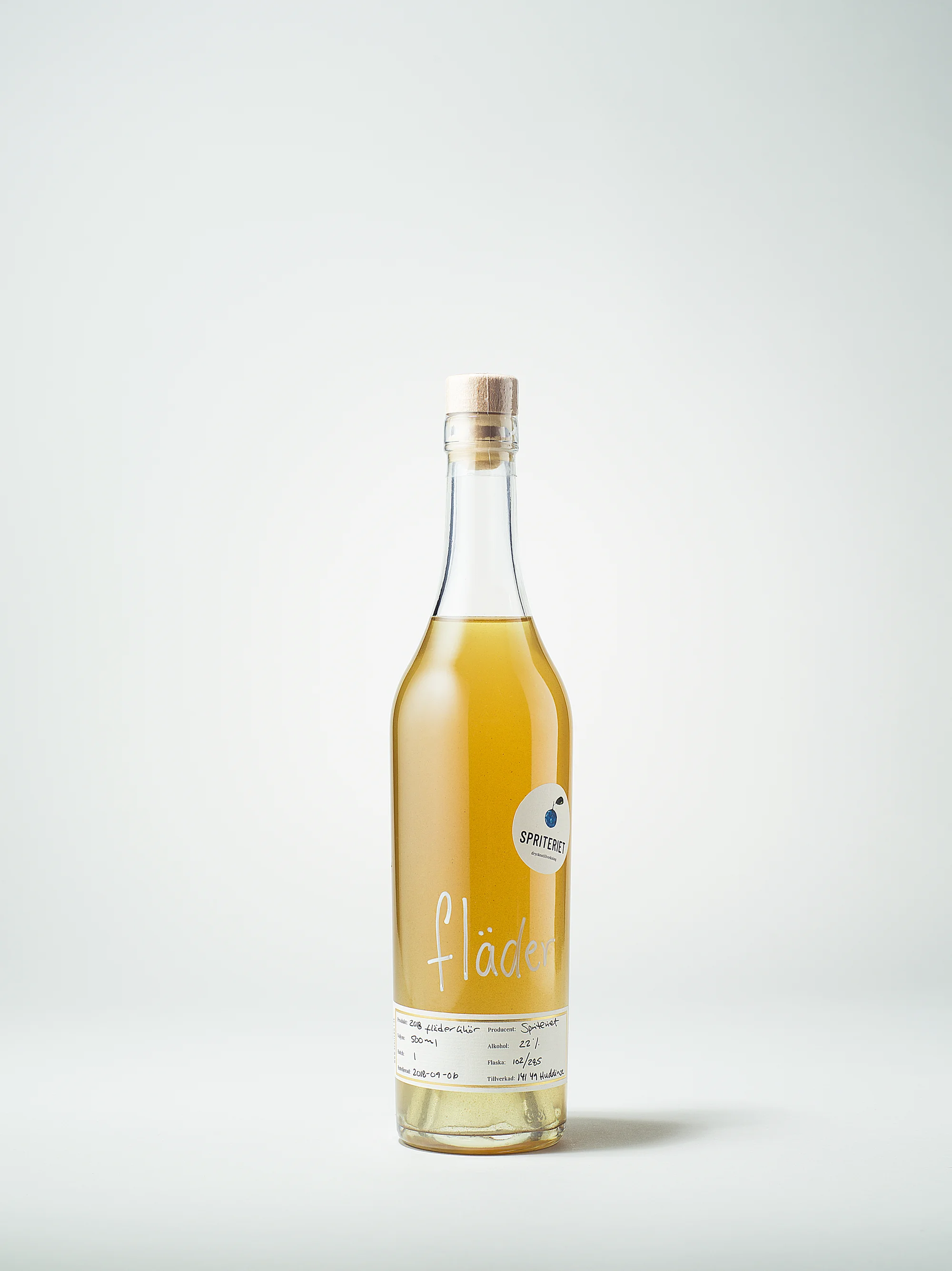 Fläderlikören kommer i en flaska om 50 cl och har en alkoholhalt på 22%. Fläderblommorna är plockade i Ljungskile på västkusten och i Stockholm med omnejd. Flädern började säljas i september 2018 och innefattar 285 flaskor som buteljerades i augusti och september.