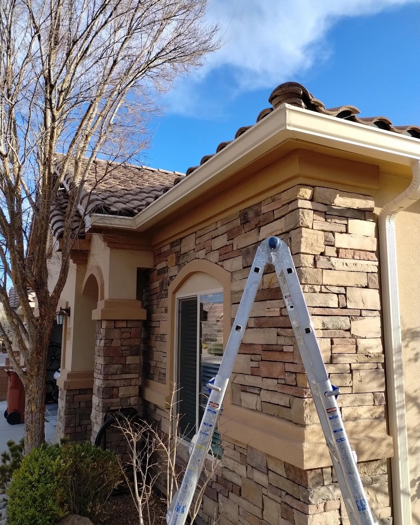 We&rsquo;re excited to share one of our latest installations in Bernalillo - 175 linear feet of Seamless K-Style gutters, complete with 4 sturdy 3x4 downspouts, all in the Classic Cream color! This upgrade not only enhances the functionality of the h