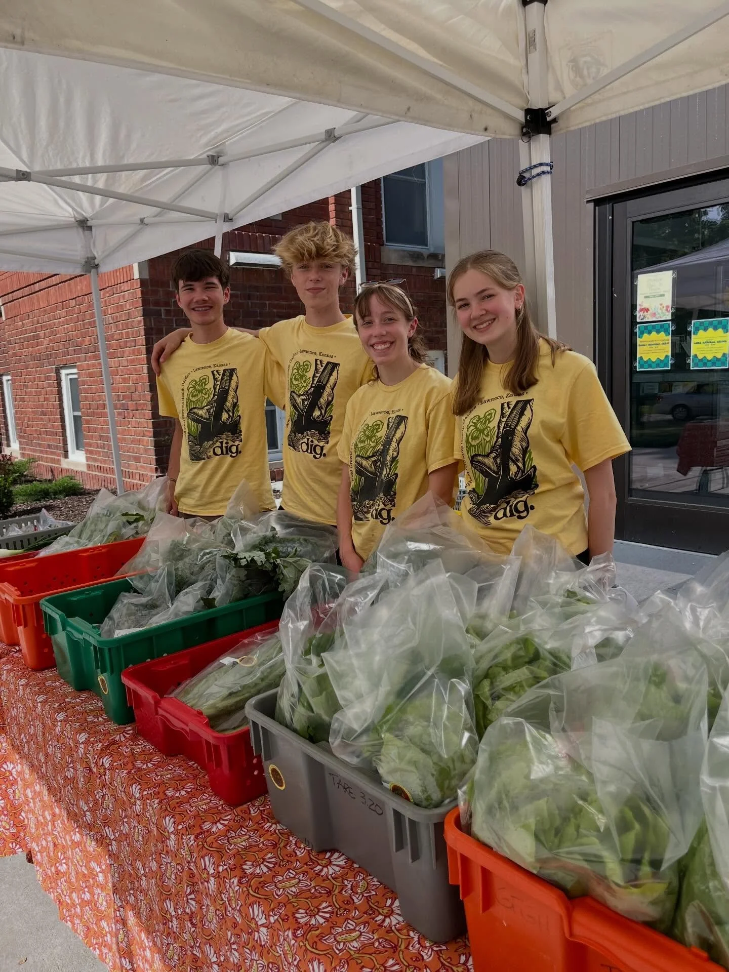 Our kick off market at Ballard today. So much produce to share and we didn&rsquo;t come home with a single thing! Thanks to Anders, Eamon, Aspyn and Elinor for doing a fantastic job of serving our community. 
Thanks to Joe and Gregor for two hours of