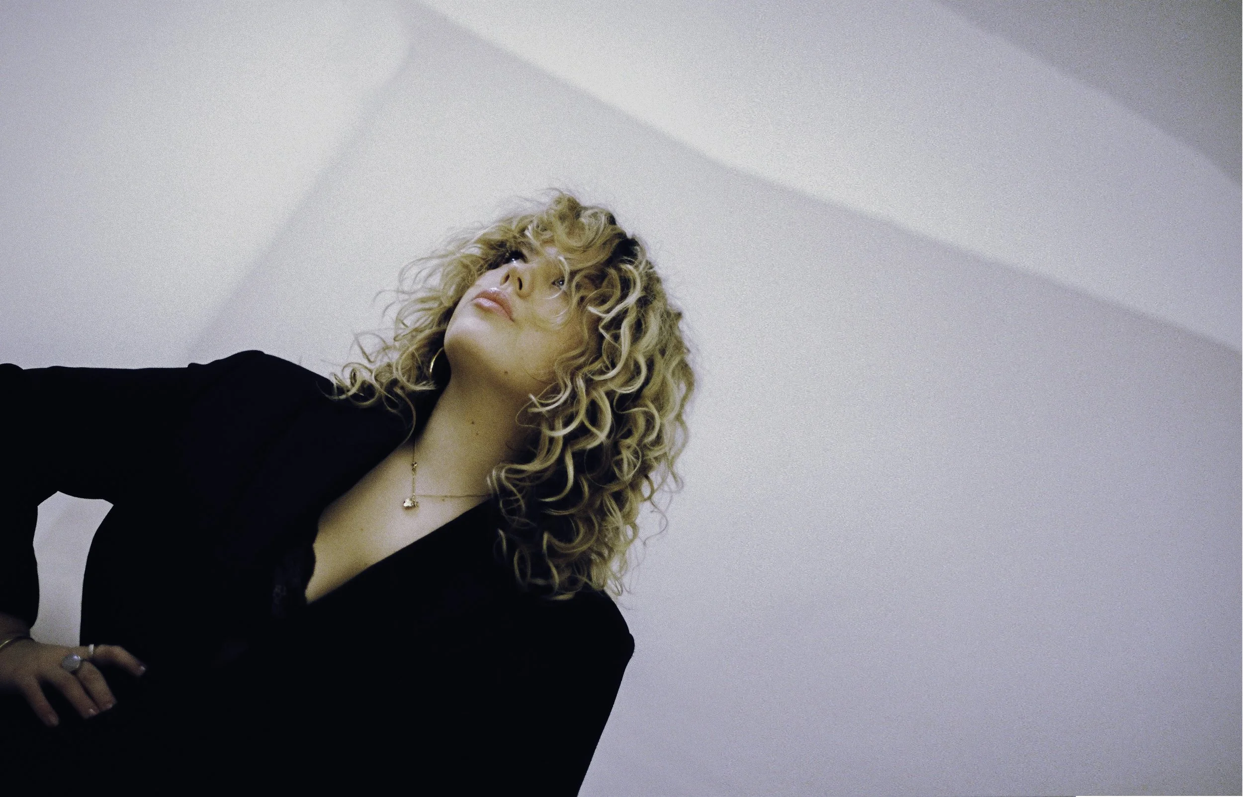 PREMIERE: Hope Winter - Fuel To The Fire (Single) + 10 Questions