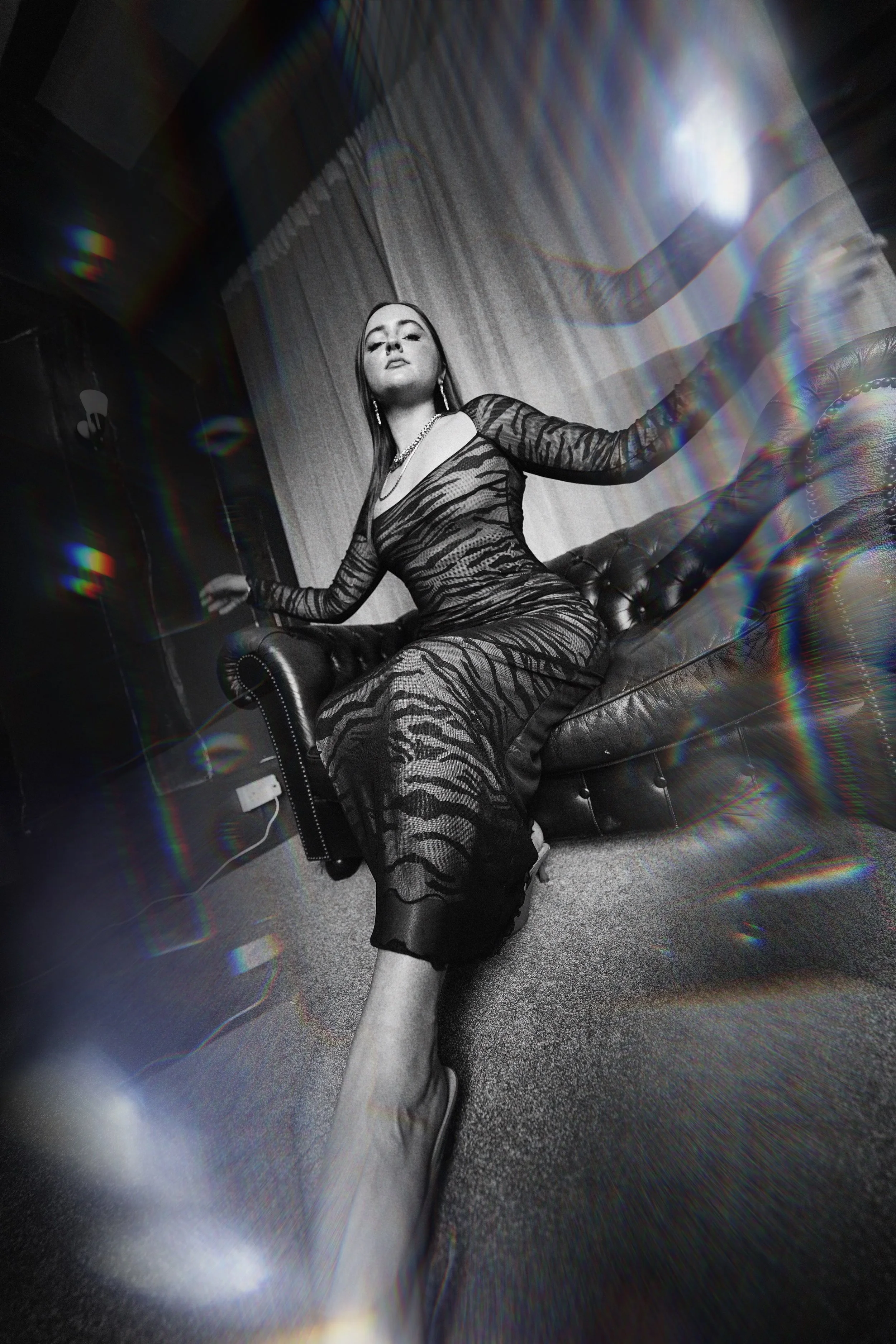 PREMIERE: Scarlett Andrews - Worth It? (Single)