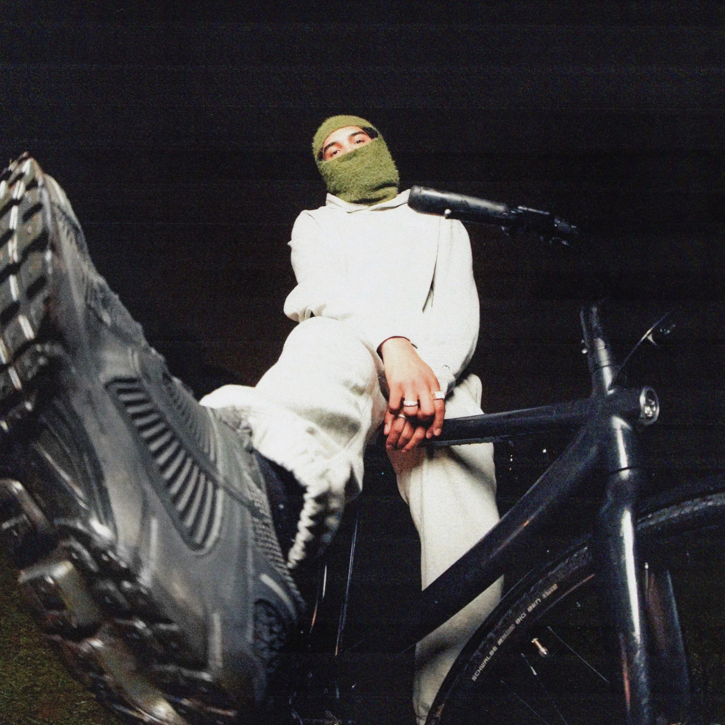 Rio Rainz - dancing in the dark (Official Video)