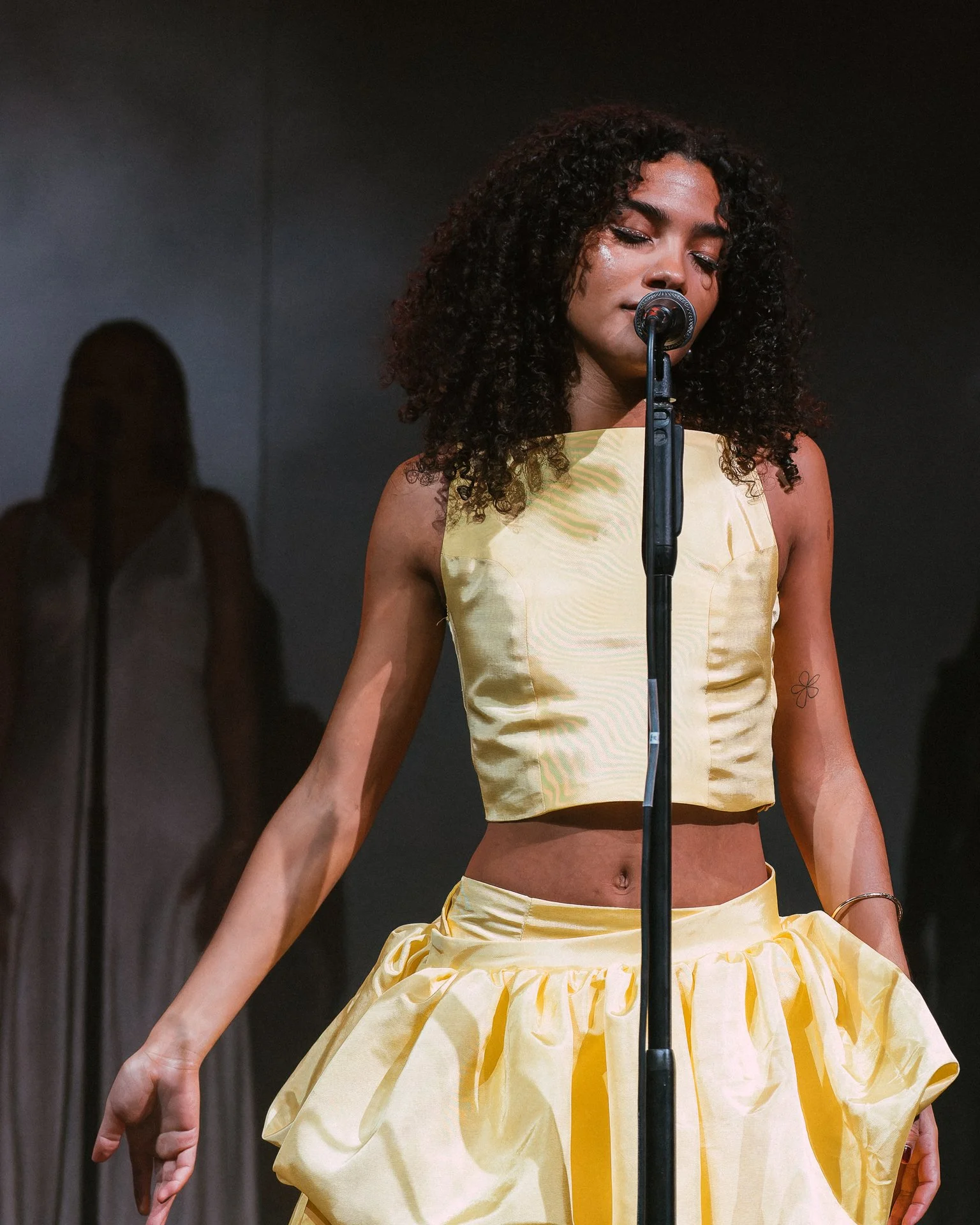 Olivia-Dean-Hammersmith-Apollo-May-05-2024-Screen-17.jpg