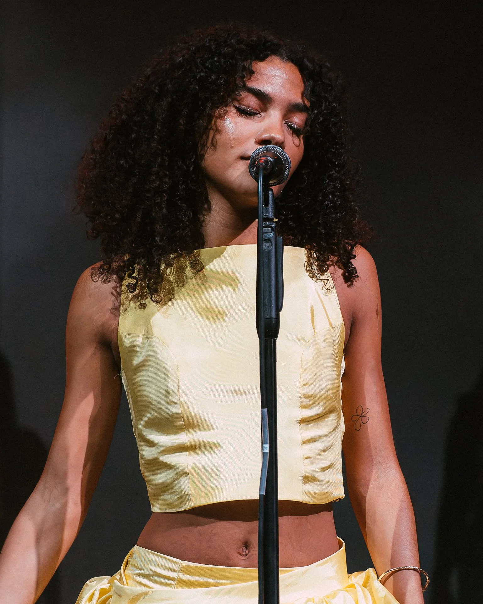 Olivia-Dean-Hammersmith-Apollo-May-05-2024-Screen-18.jpg