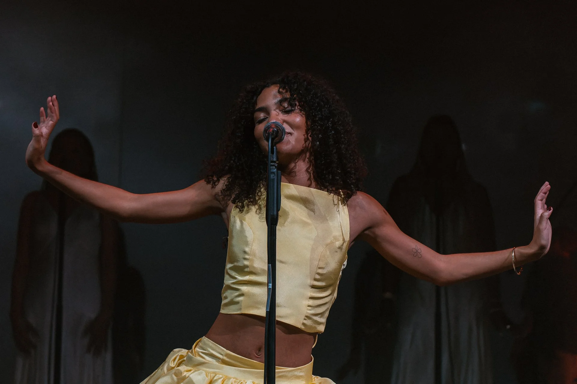 Olivia-Dean-Hammersmith-Apollo-May-05-2024-Screen-20.jpg