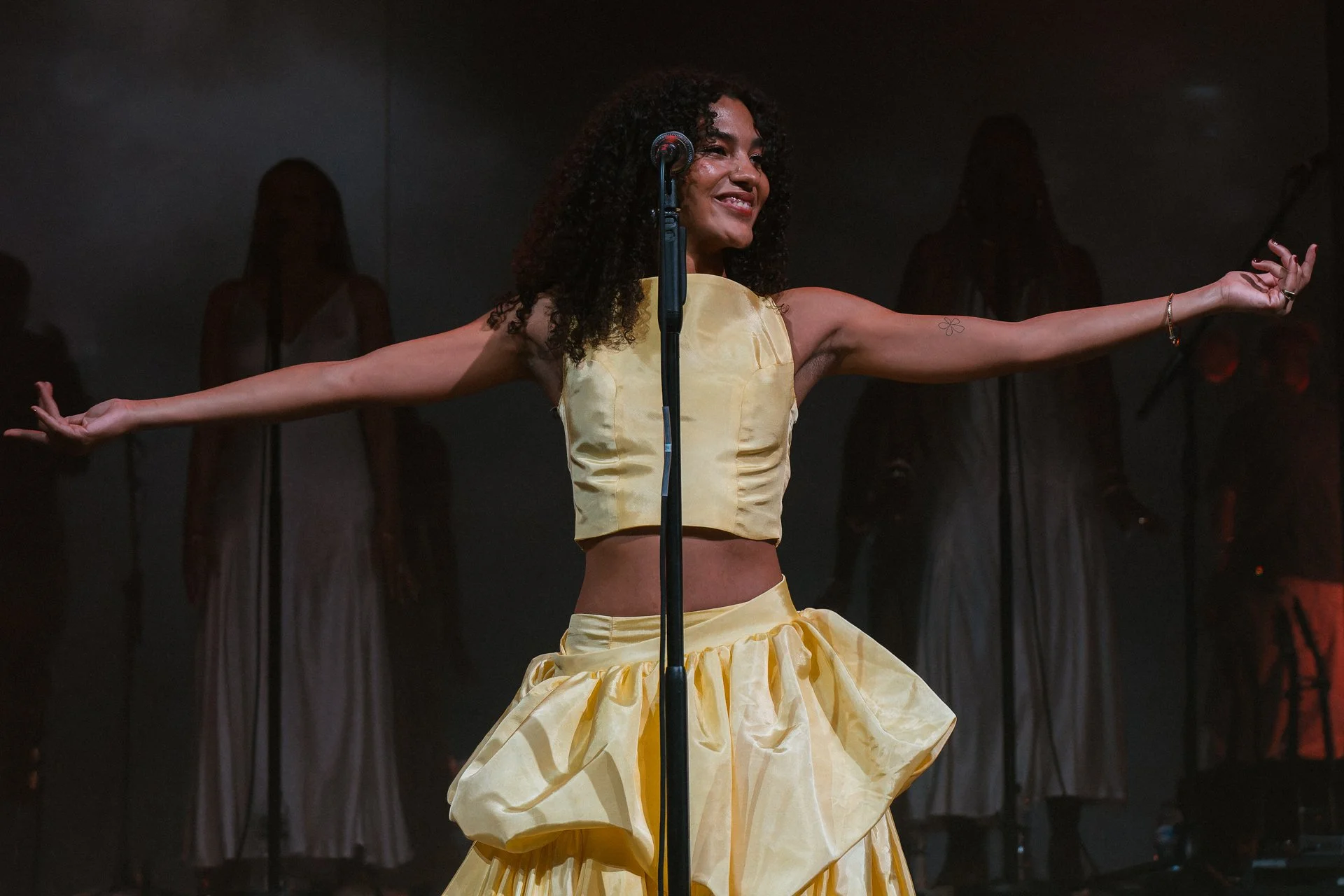 Olivia-Dean-Hammersmith-Apollo-May-05-2024-Screen-21.jpg