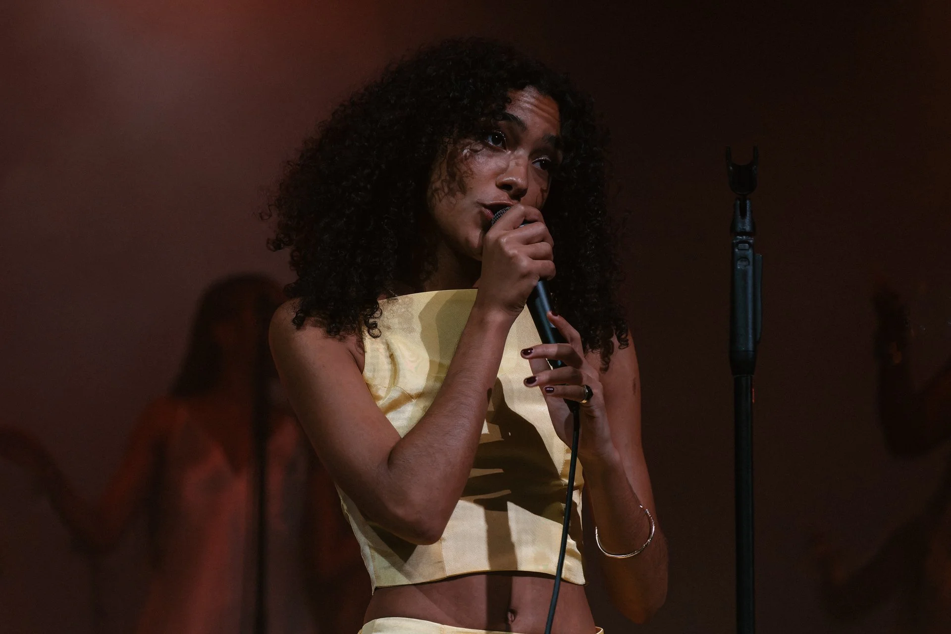 Olivia-Dean-Hammersmith-Apollo-May-05-2024-Screen-23.jpg