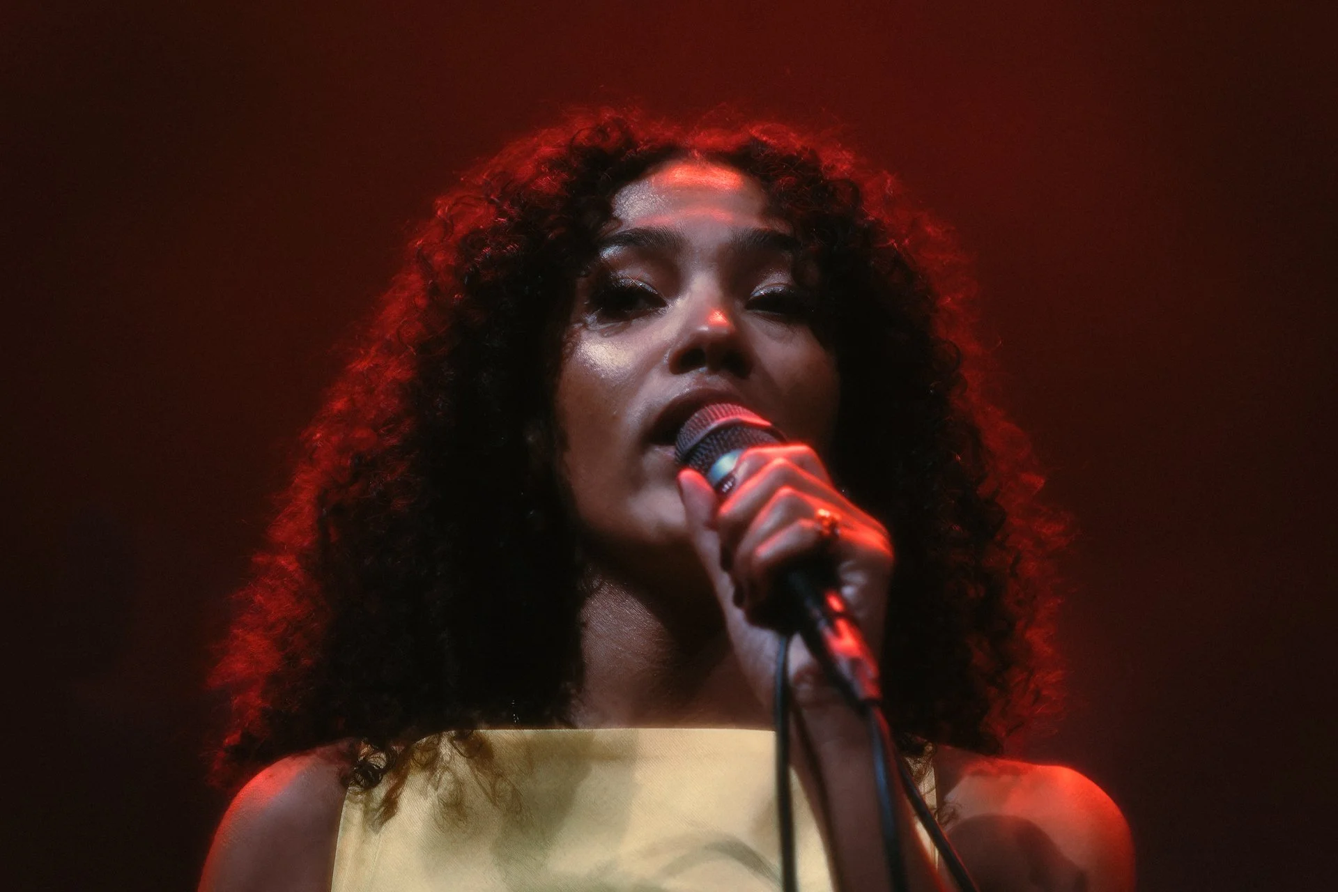 Olivia-Dean-Hammersmith-Apollo-May-05-2024-Screen-29.jpg