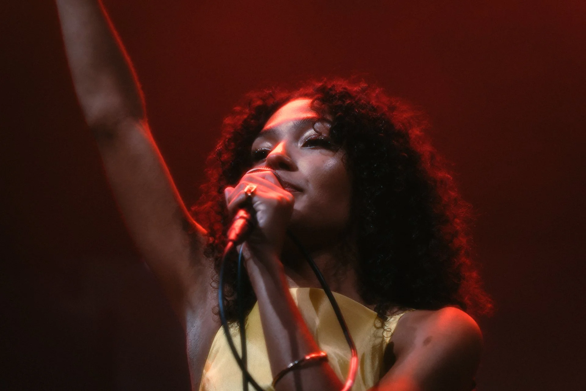 Olivia-Dean-Hammersmith-Apollo-May-05-2024-Screen-30.jpg