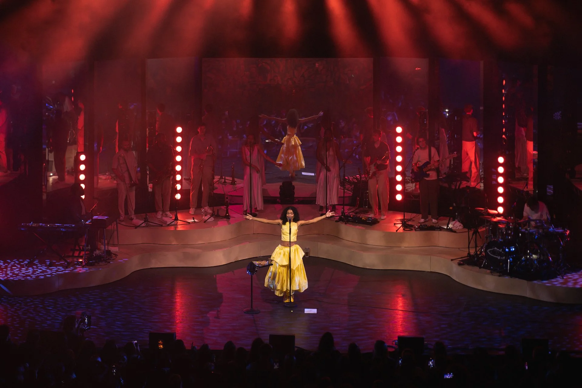 Olivia-Dean-Hammersmith-Apollo-May-05-2024-Screen-46.jpg