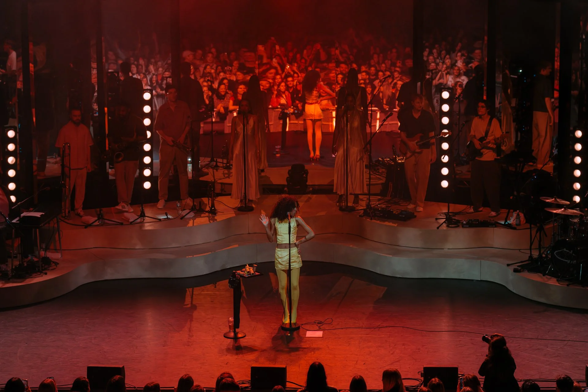 Olivia-Dean-Hammersmith-Apollo-May-05-2024-Screen-58.jpg