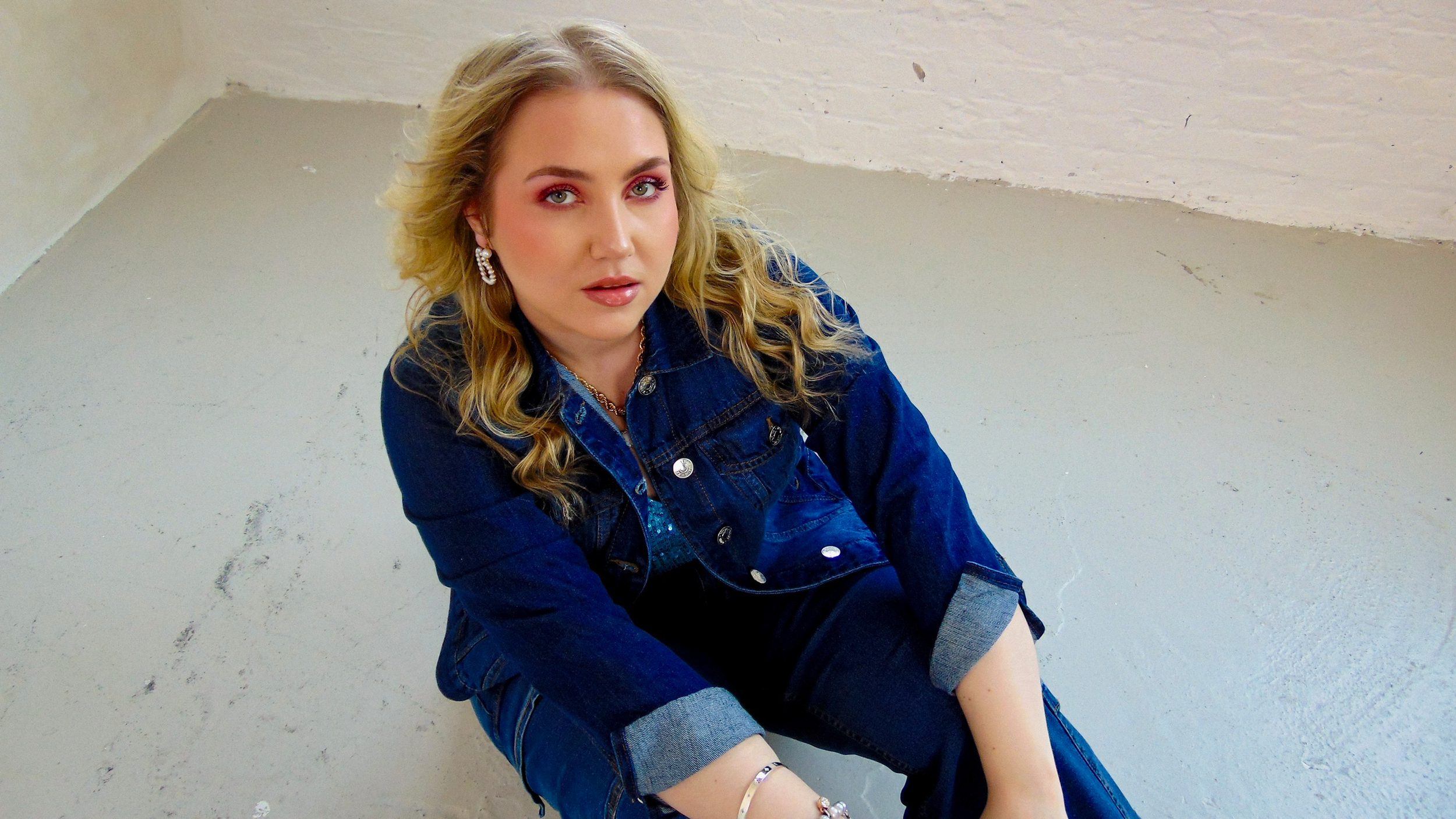 EVALINA - Biggest Fan (Official Video) + 10 Questions