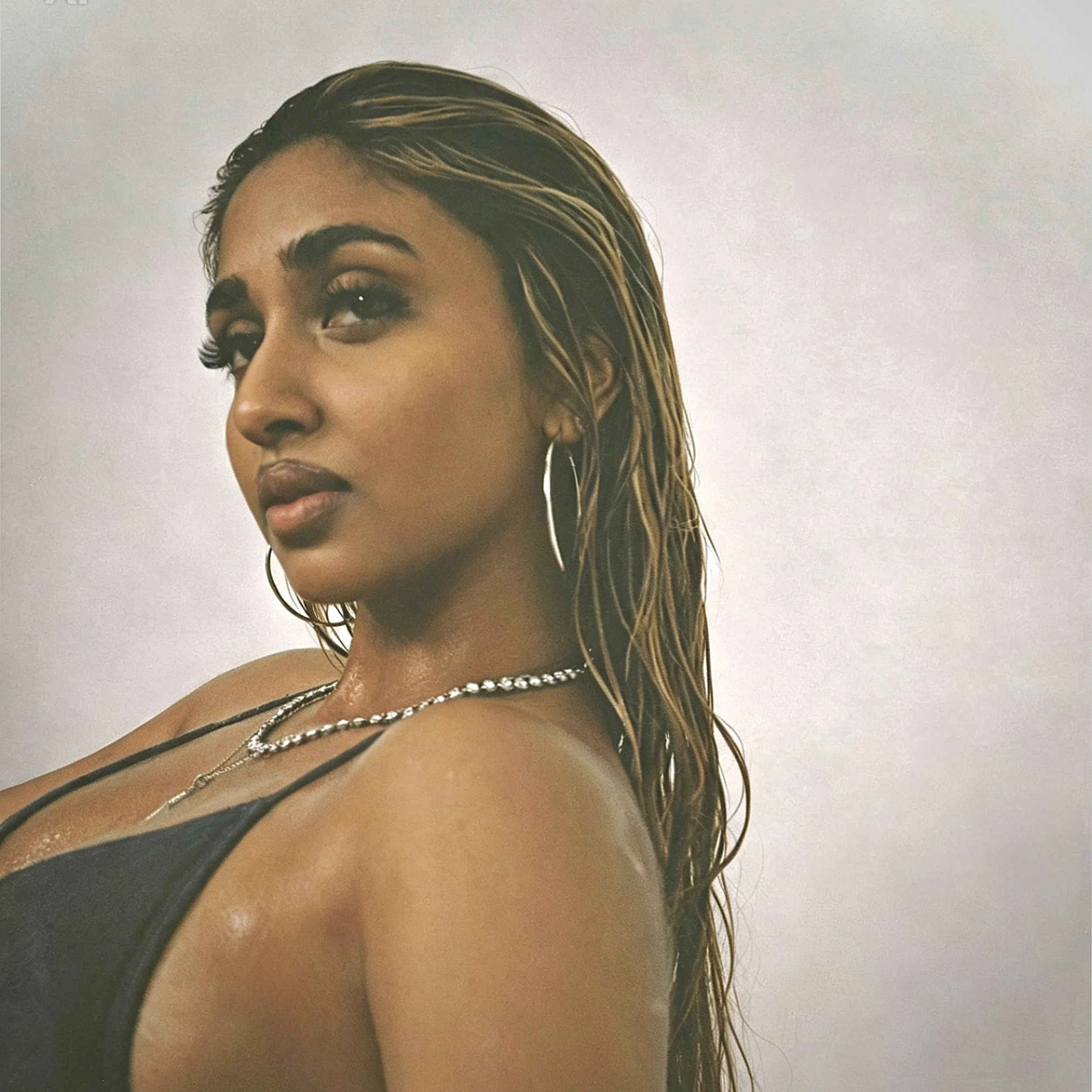PREMIERE: Shehxna - Body in Motion (Official Visualiser) + 10 Questions