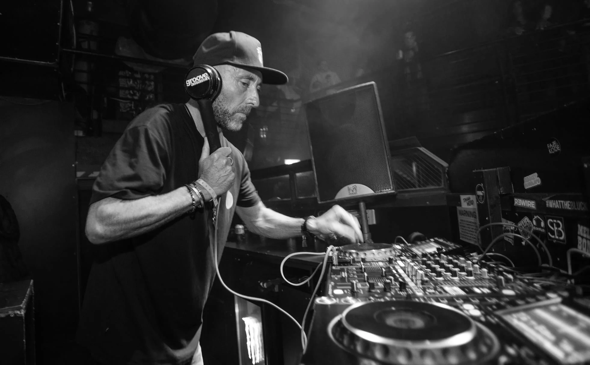 Sonic Soul Orchestra ft: Daniel Thomas - Love Theory (Groove Assassin &amp; Matt Gillespie Remixes) (Single)