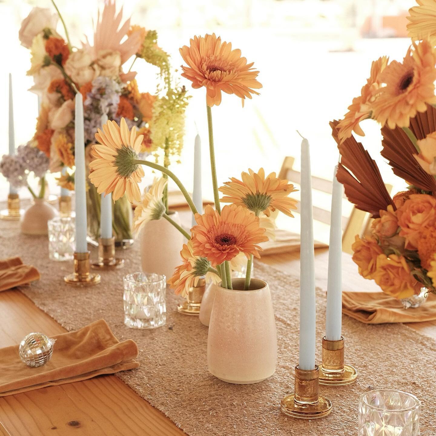 Golden hour light dancing across Blaine + Owen&rsquo;s head table 🪩 

Planning + Design @openroadevents 
Planning + Coordination @carlyblackevents 
Photography @laurenapelphoto 
Floral Design @openroadflorals 
Event Venue @elcosmicomarfa