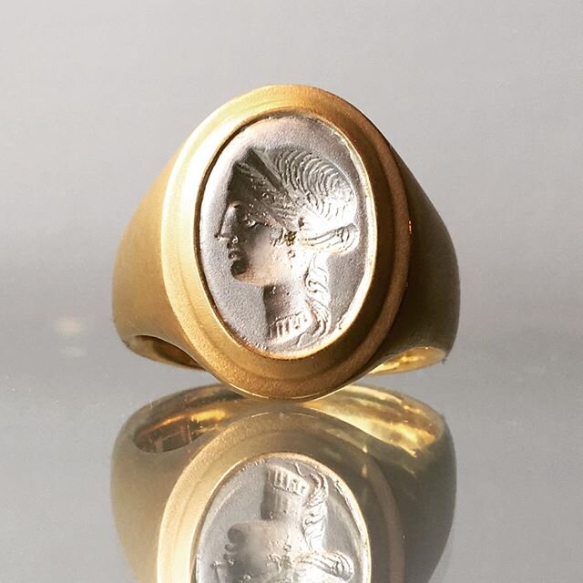 Customers commission. Cast of an Hellenistic intaglio set in 18 k gold. #venus #signetring #signet #goldring #wunderkammer