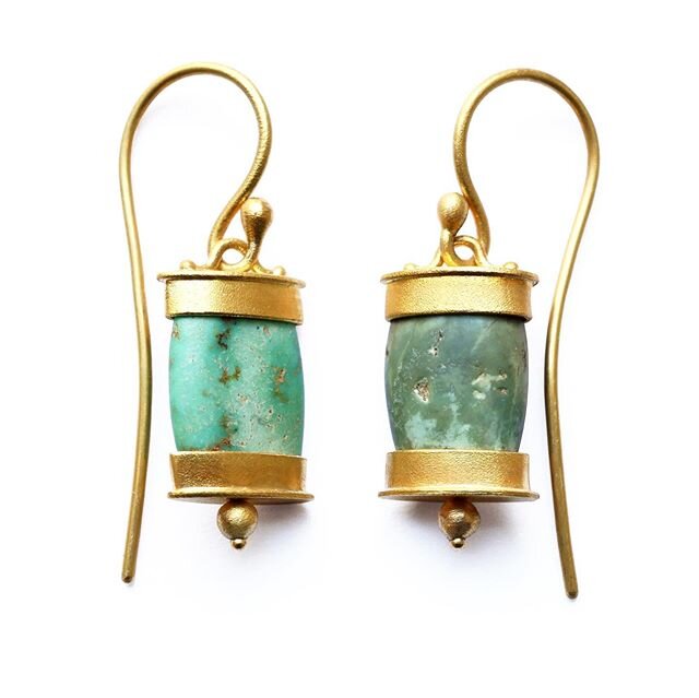 A pair of 21.6 k gold earrings with ancient Bactrian turquoise beads, ca 1500 B.C. #ancientbeads #ancient jewellery #turquoise #ancientart #wunderkammer #gold #bactrian #beadcollector #earrings