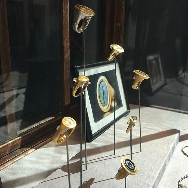 Morning sun on the new display cabinet. The new shop is officially open! You are welcome to find ancient, antique and modern jewelry as well as other rare an beautiful objects in Hüxstra&szlig;e 51. Sadly we still have to wait with invitations for a