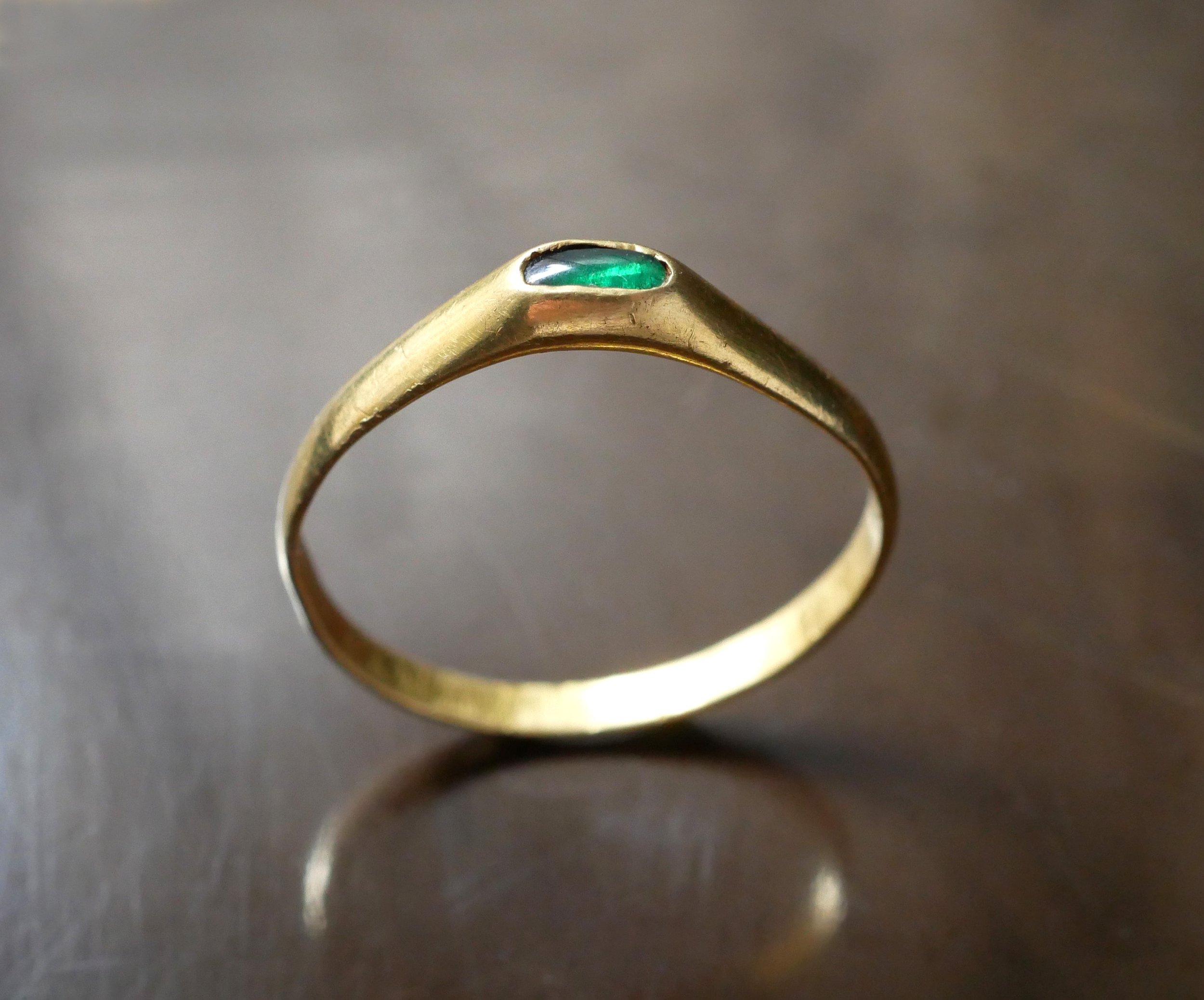 ring_stirrup_medieval_emerald1.jpg