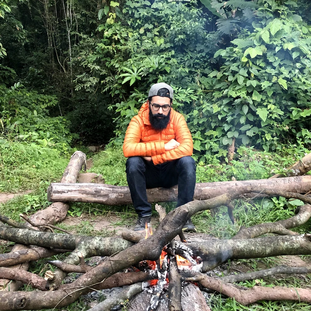 Ça surveille le feu et ça se réchauffe