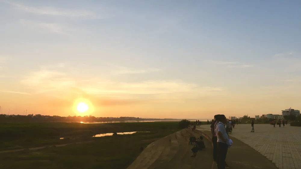 Coucher de soleil sur le Mékong qui marque la frontière avec la Thaïlande