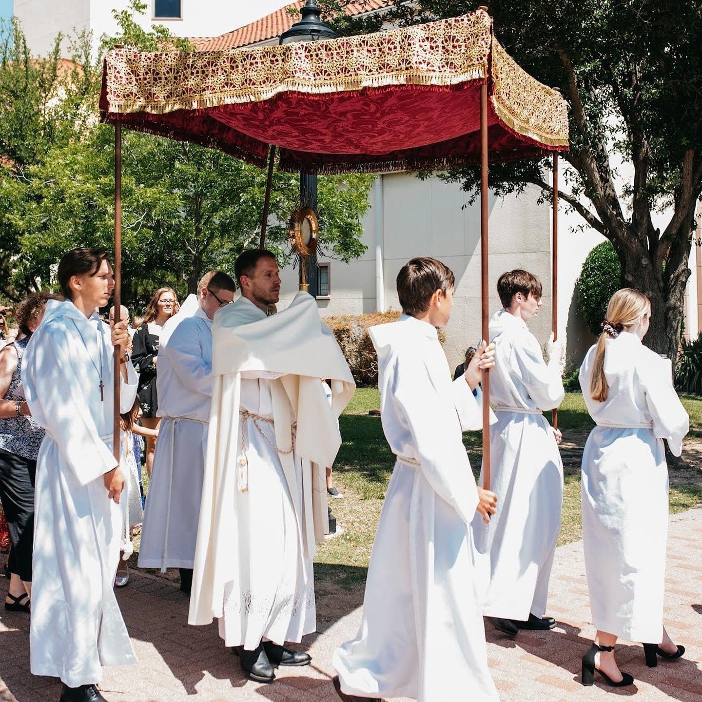 VOLUNTEERS NEEDED | We would love YOUR help in making this Eucharistic Procession a rememberable one for all our St. Ann family and visitors! Please click this registration link to view a list of ways to volunteer! ✨ stannparish.org/cc-volunteer ✨

T