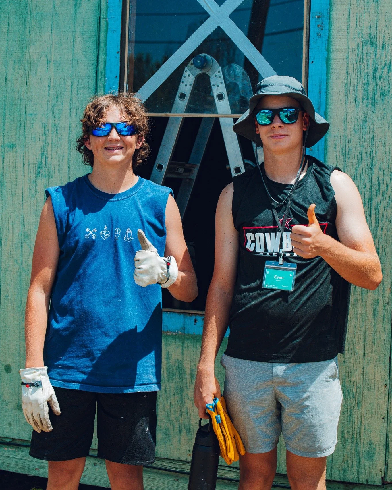 MISSION LAREDO // DAY ONE ☀ First day of working on their assigned worksites! Projects include new windows, new roofs, building a chapel, ramps, painting... SO MUCH TO DO! 🔨