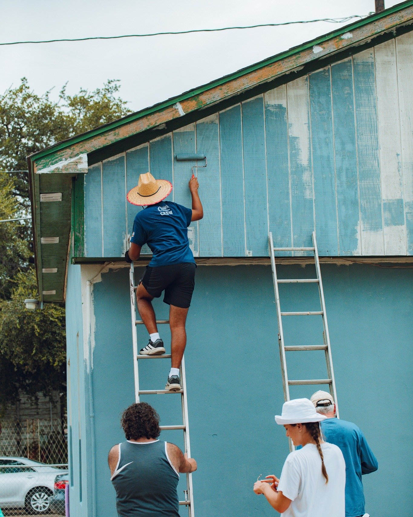 MISSION LAREDO // DAY TWO ☀🔨 Today was the perfect day to work on the roof! Cloud and nice breezy helped the teens get ahead on the heavy outdoor projects!