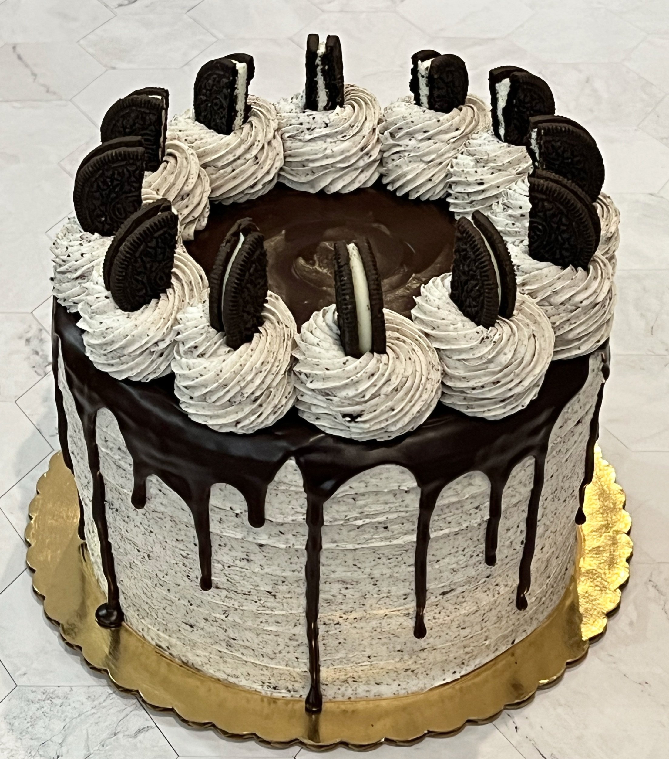 COOKIES & CREAM - chocolate cake, oreo buttercream 