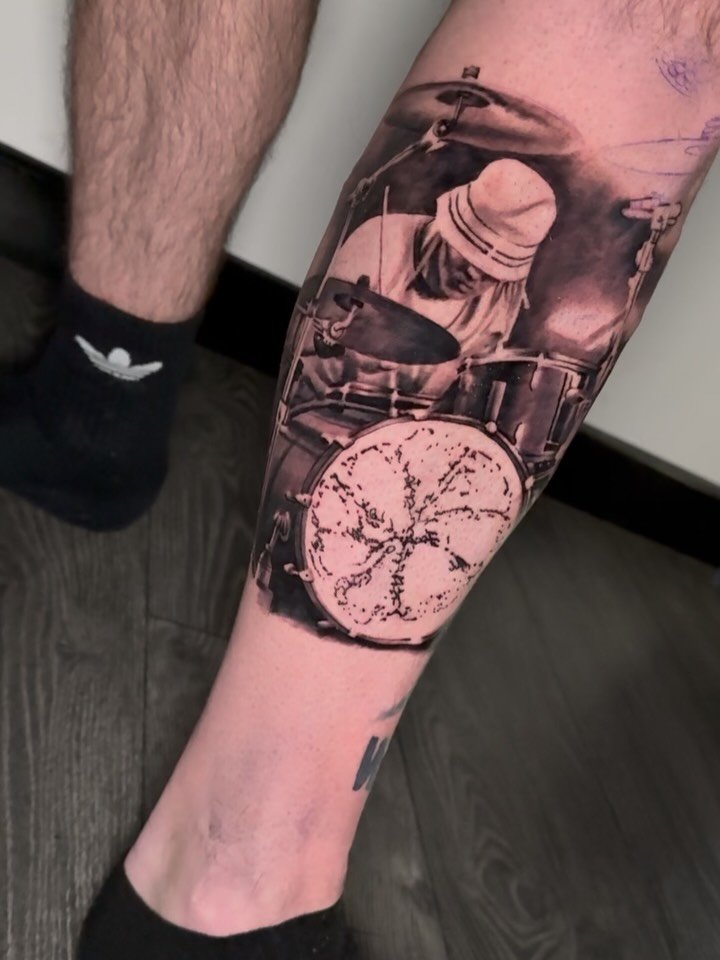 R E N I
-
The latest addition for @markmurphy_13 drummer leg sleeve.
-
Done at @thinkstudio_bristol 
-
@stoneroses.daily #stoneroses #tattos #reni #drummer