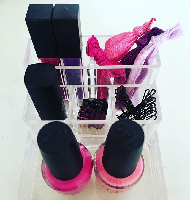This cute little clear organizing caddy from @thecontainerstore is one of the best ways I know to keep my fave polishes and hairbands within reach. Having a more modest sized bathroom, I use this organizer for the smaller items I use each day like li