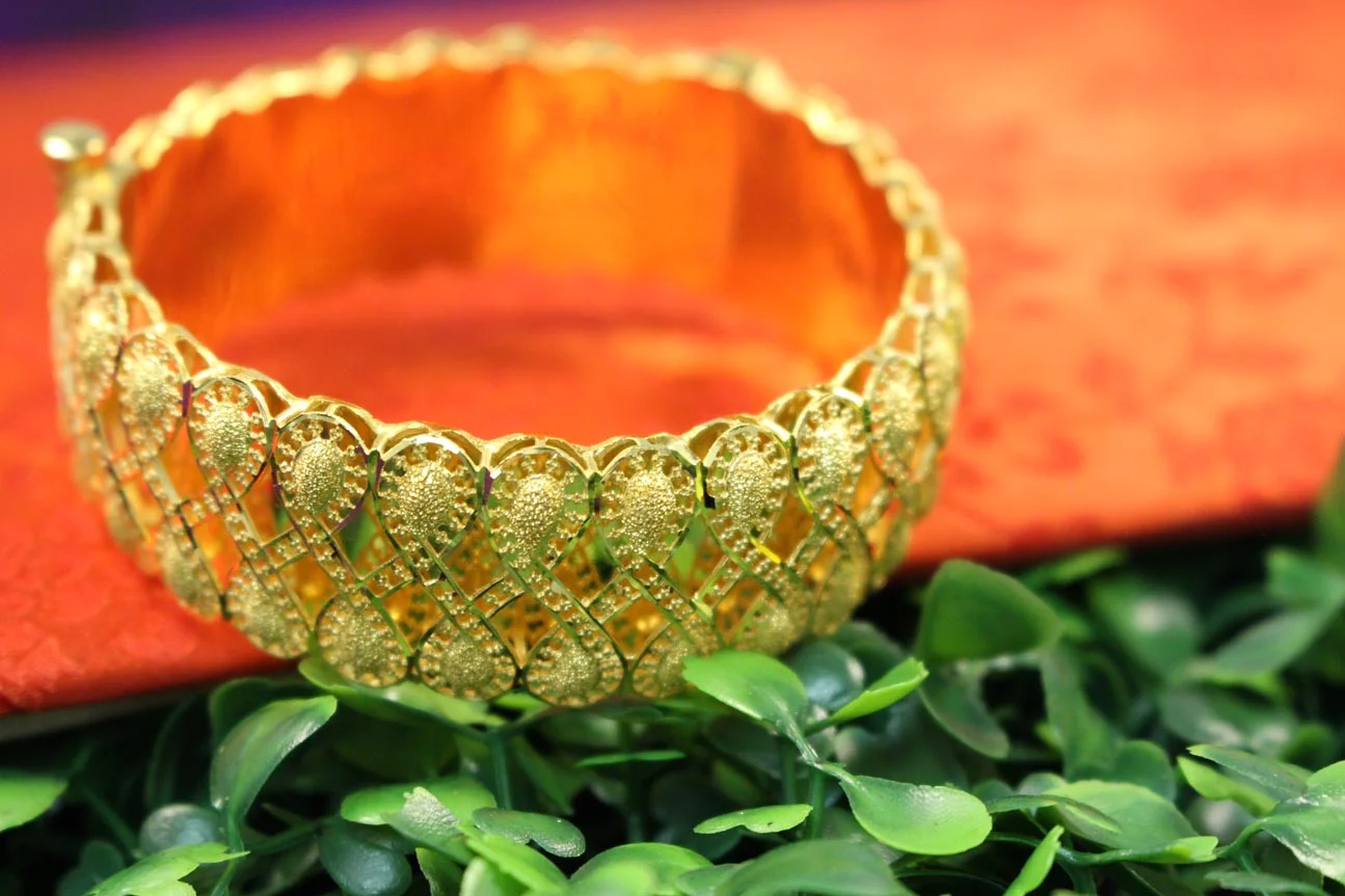 21kt Broad Bangle 1.jpg