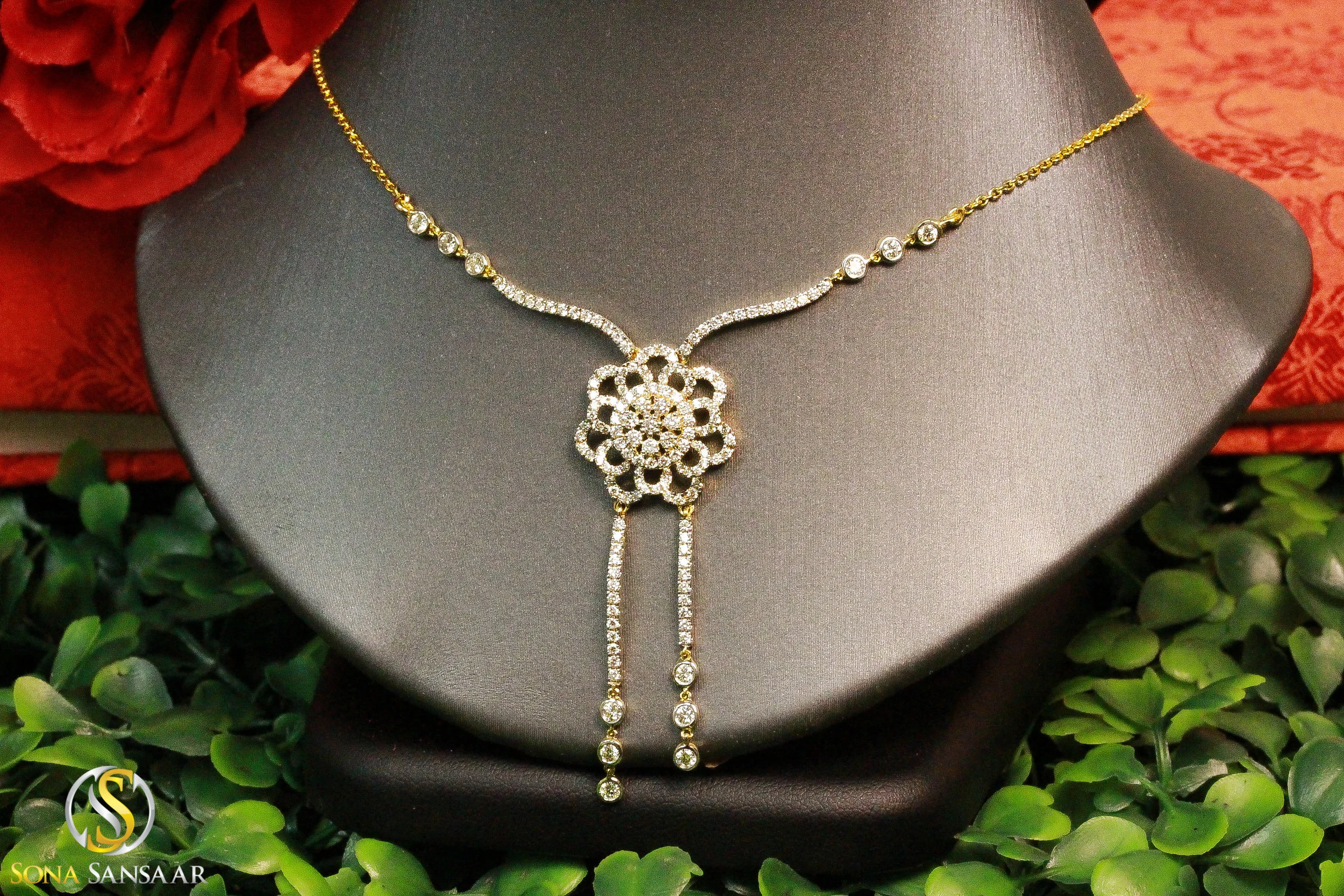 18kt Yellow Gold 1.03ct Diamond Floral-Shaped Necklace