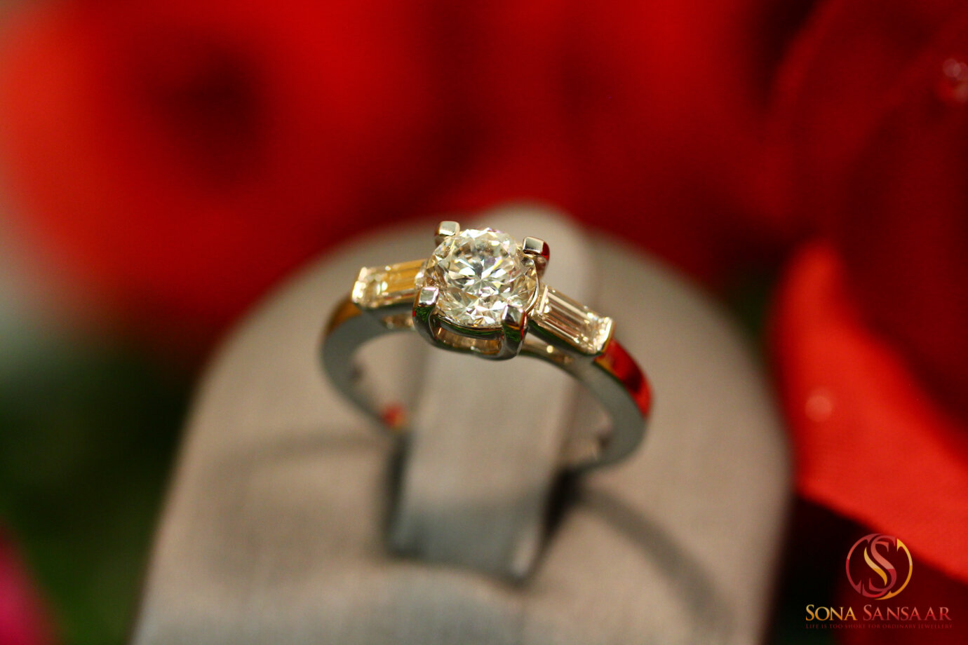 Round 1ct Solitaire Diamond Ring with Shoulder Diamond Baguettes 