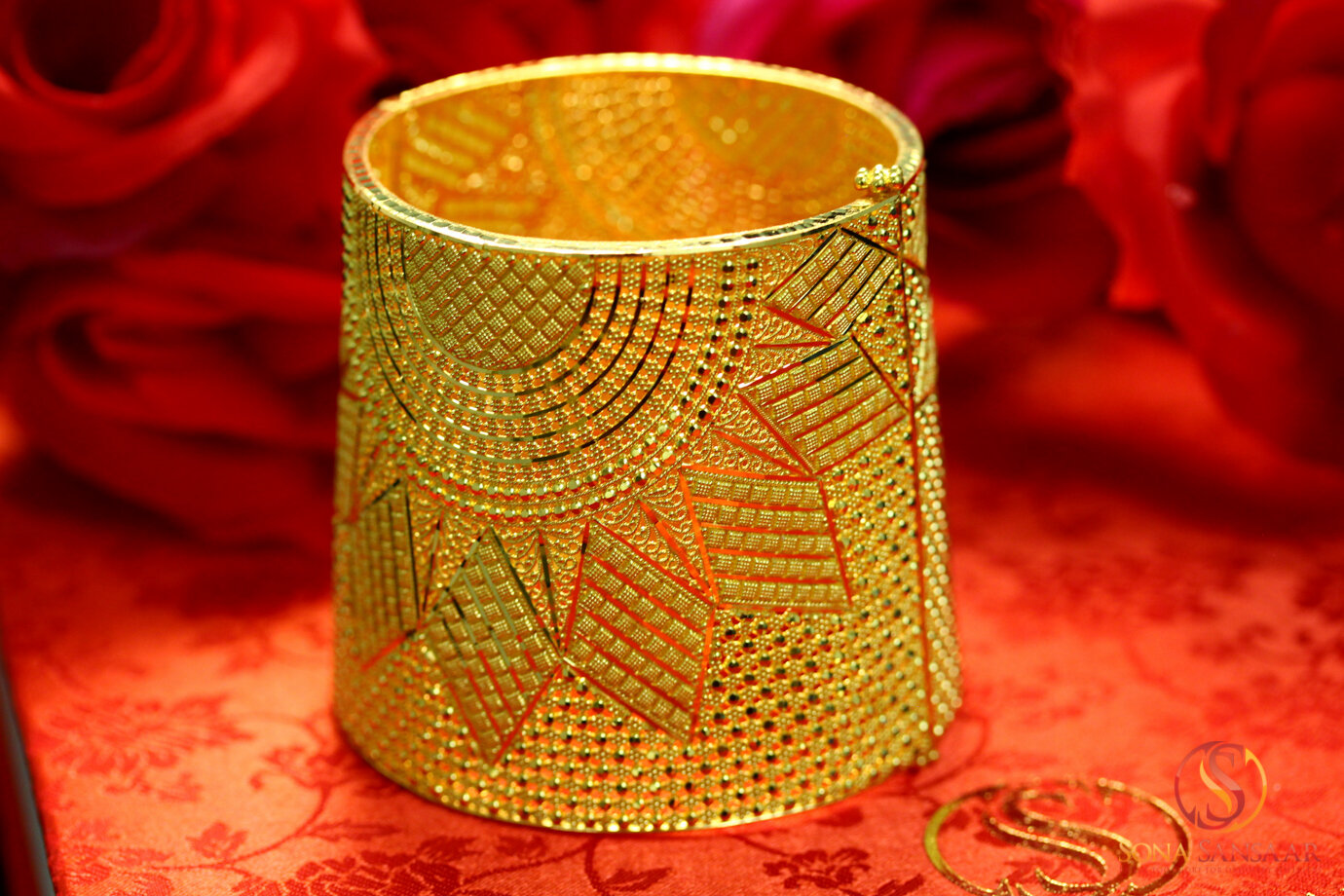 Diamond Cut Large/Broad Screw Patta Bangle 