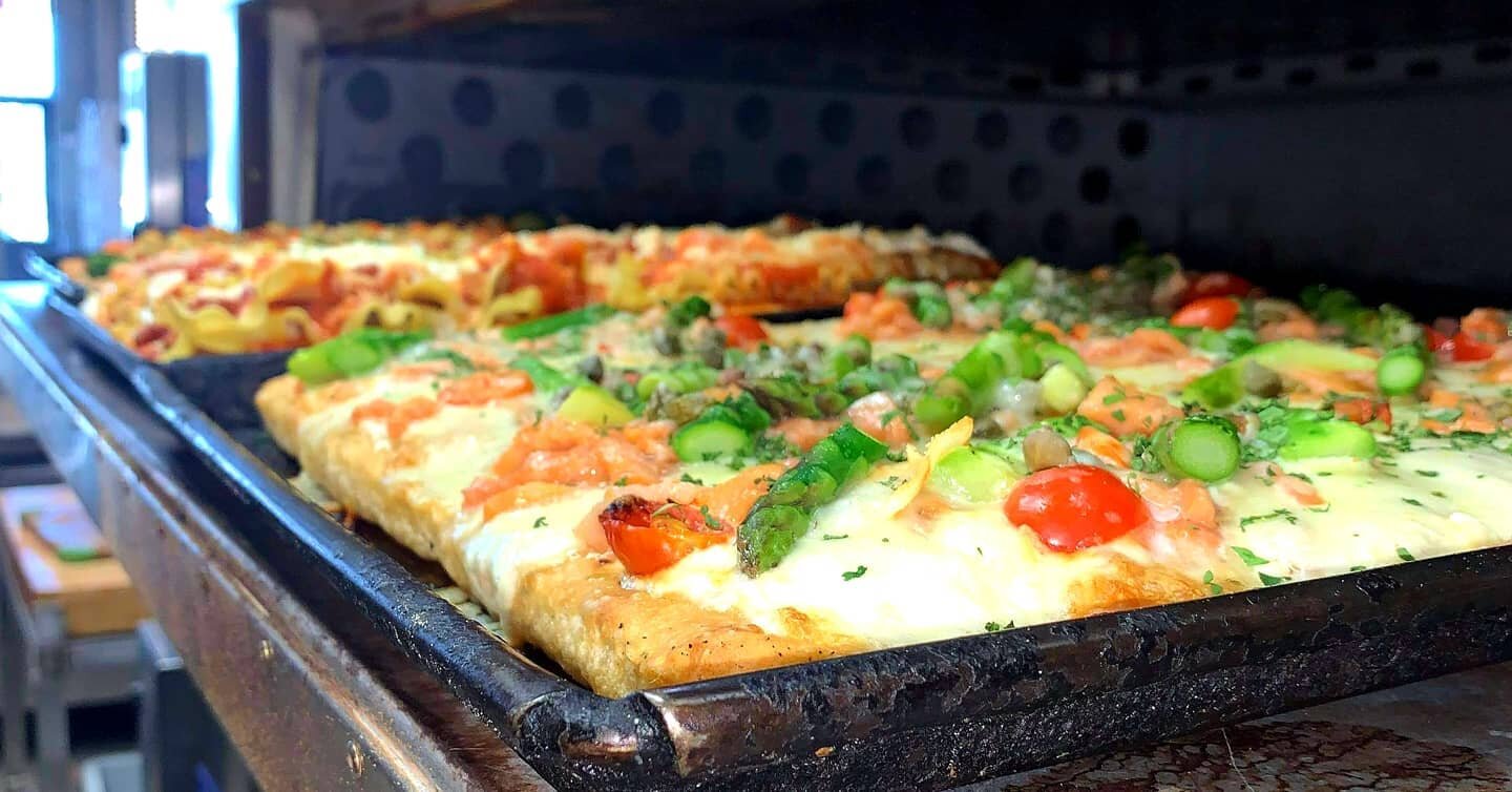 Fresh out of the oven. #romanpizza #boncipizza #bonci #delicious #salmon #asparagus #tomatoes #freshpizza