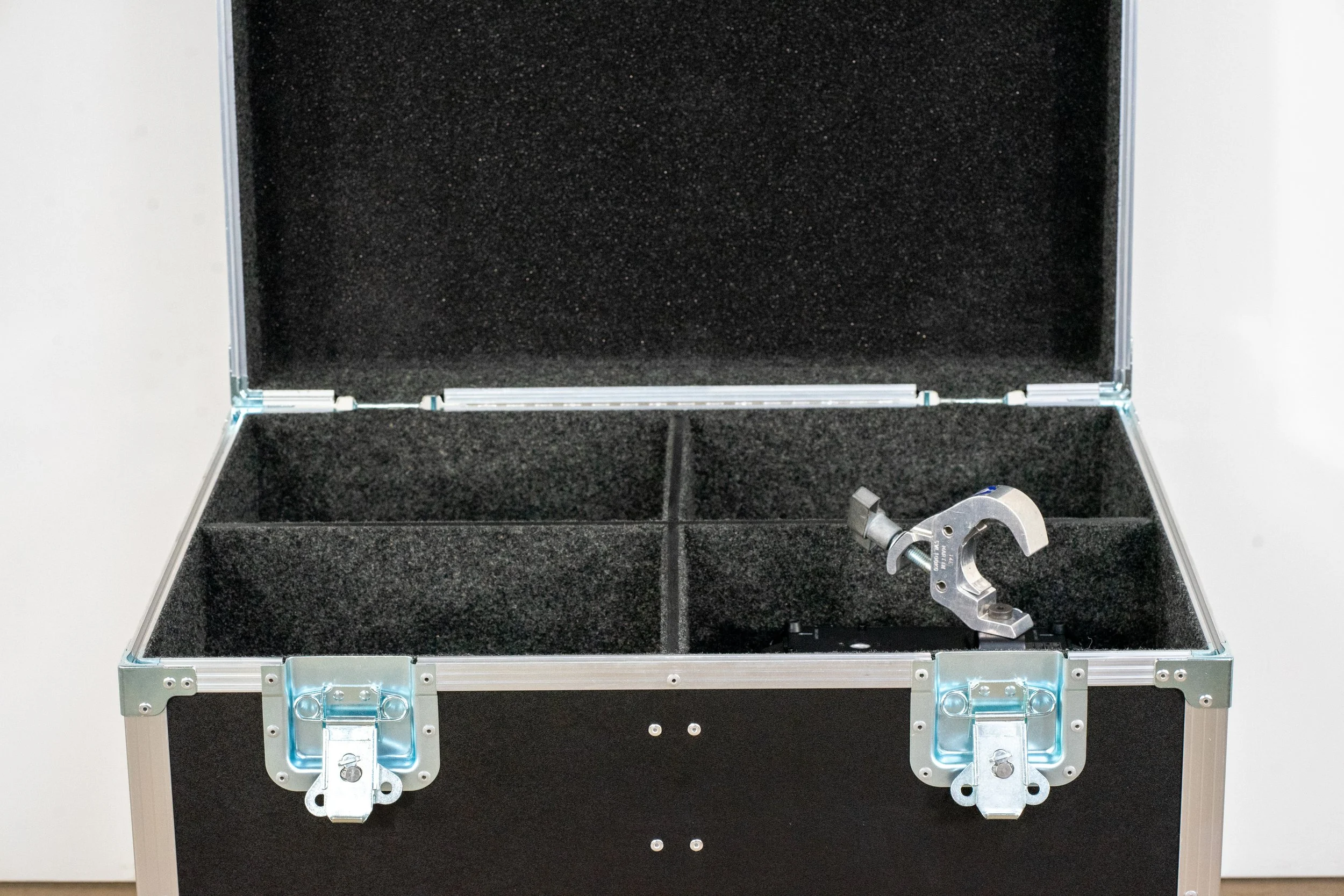 chauvet-outcast-2x-wash-quad-trunk-3.jpg
