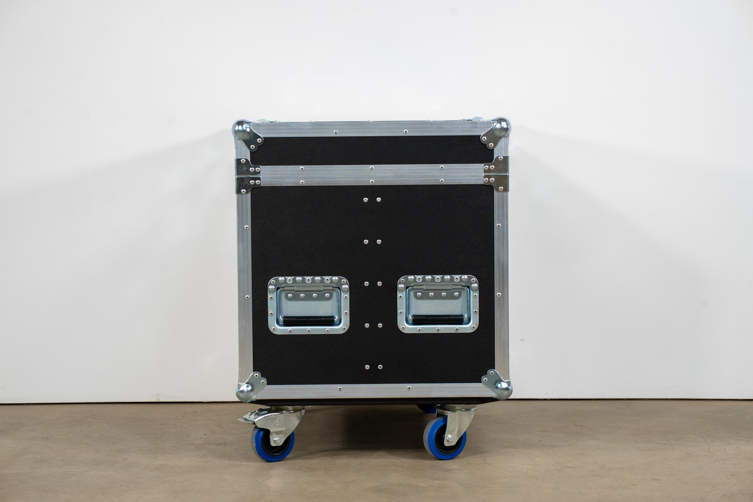 chauvet-outcast-2x-wash-quad-trunk-10.jpg