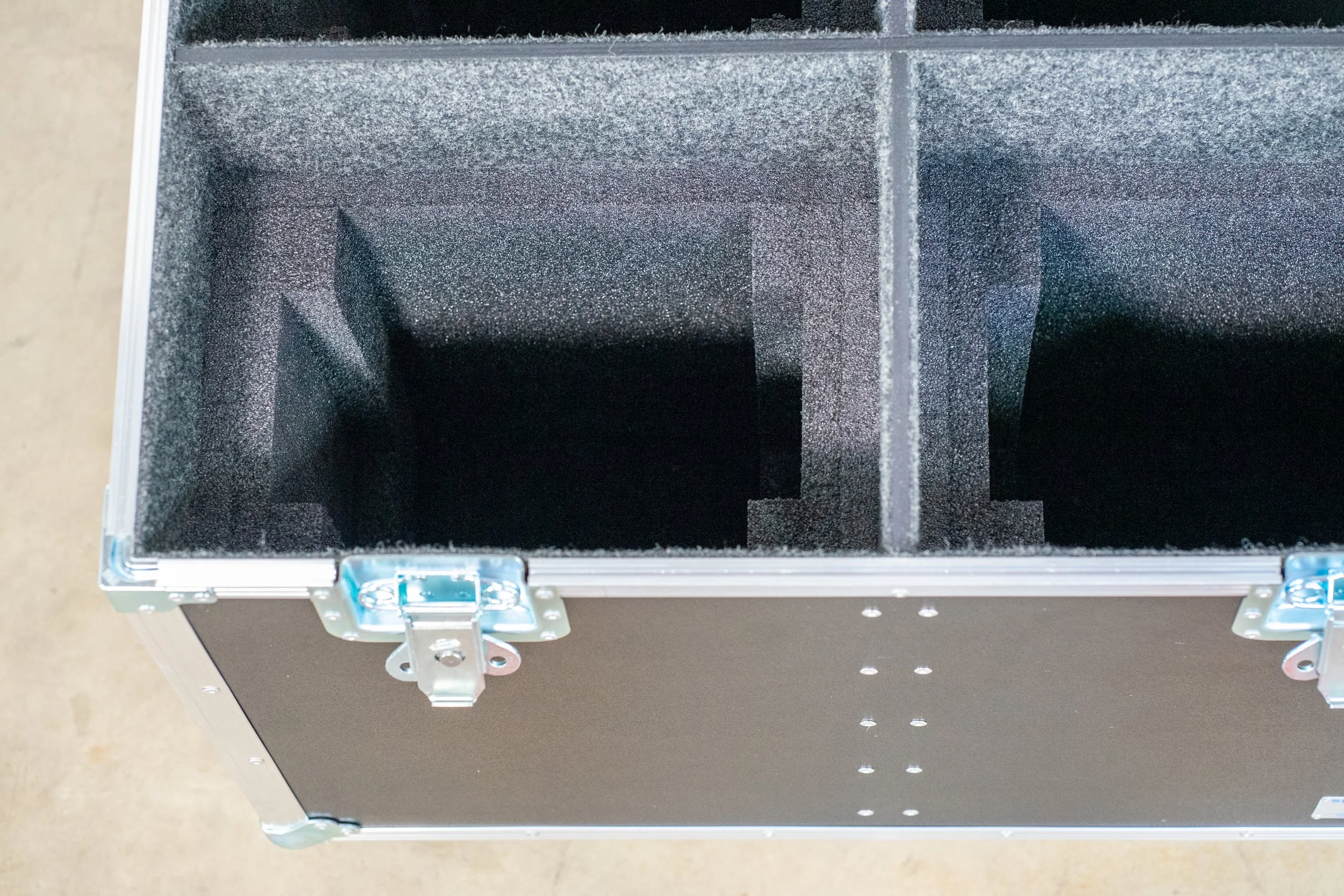 chauvet-outcast-1m-beam-quad-trunk-4.jpg