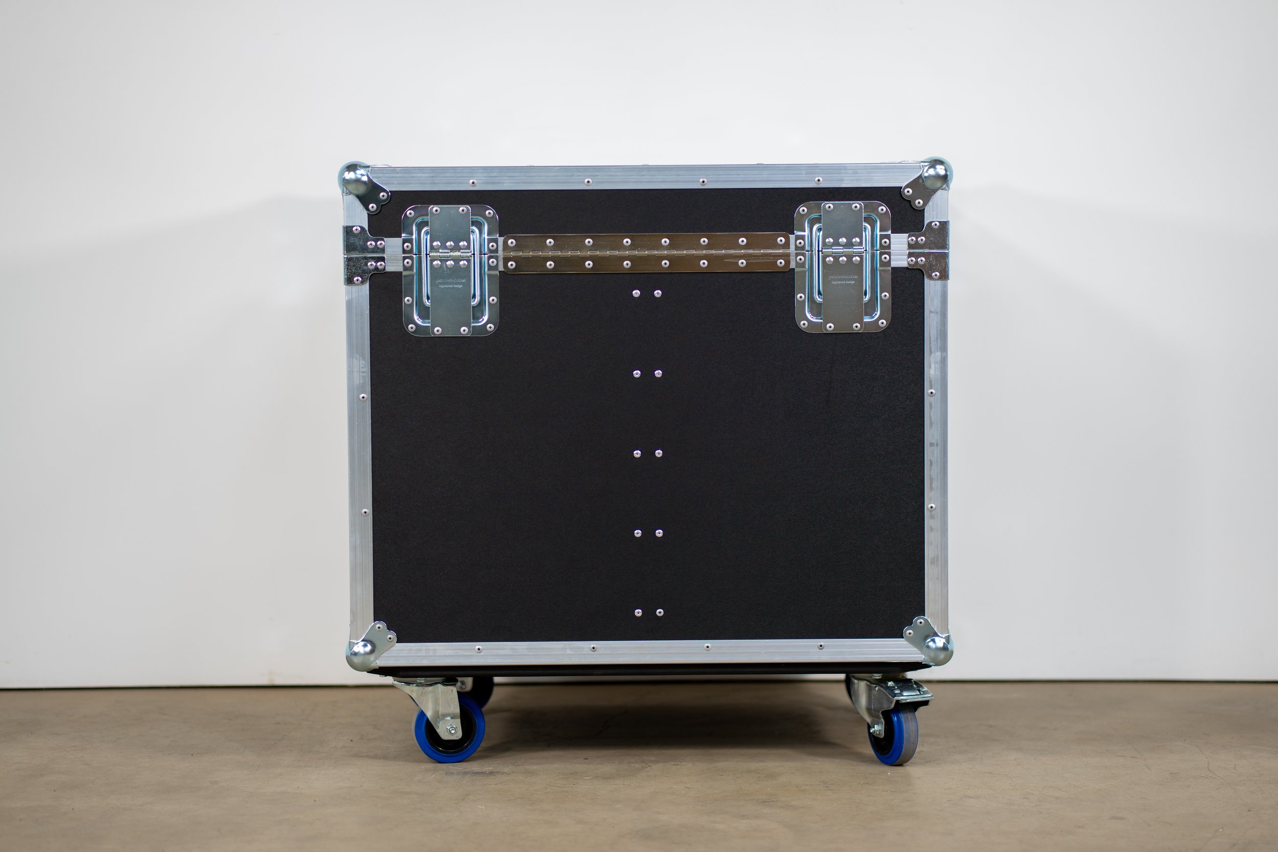 chauvet-outcast-1m-beam-quad-trunk-6.jpg